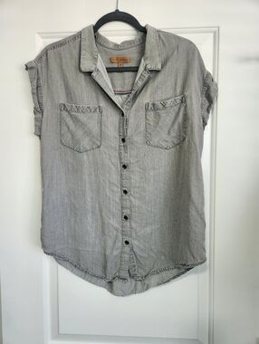 JACHS Girlfriend Light Gray Button-Down Shirt with Tan Label